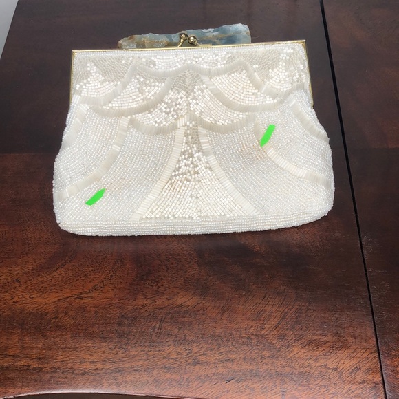 La Regal Beaded Ivory Bag. - Picture 5 of 8